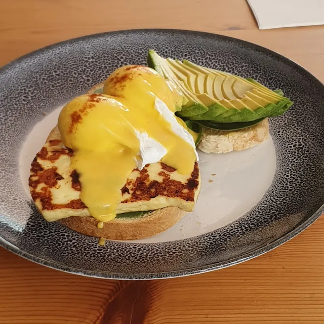 Eggs Benedictwith Avo and Halloumi