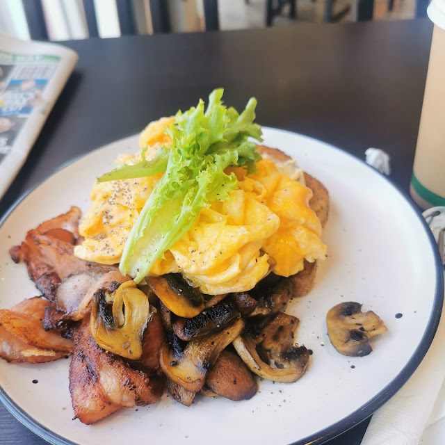 Scrambled Eggs Bacon & Mushrooms