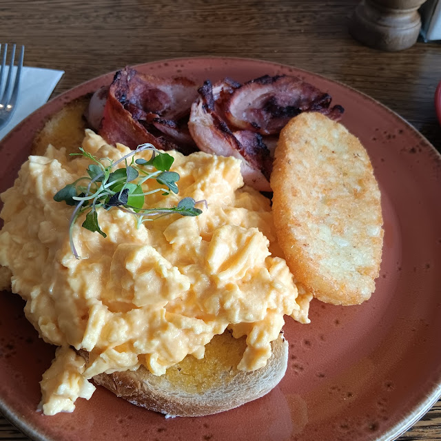 Scrambled Eggs with Crispy Bacon