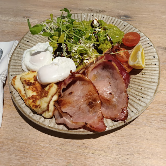 Smashed Avo w Bacon & Halloumi