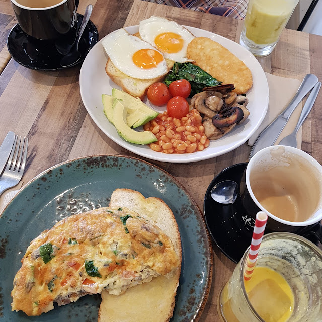Omelette and Big Brekkie