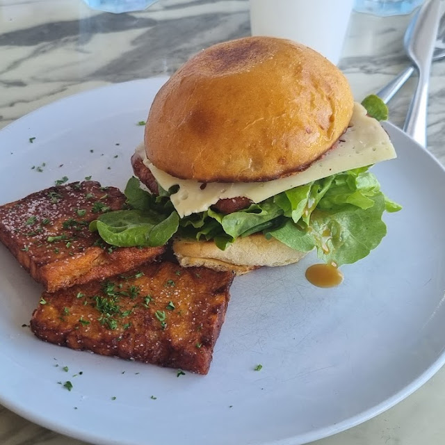 Haloumi Burger with Hasbrowns