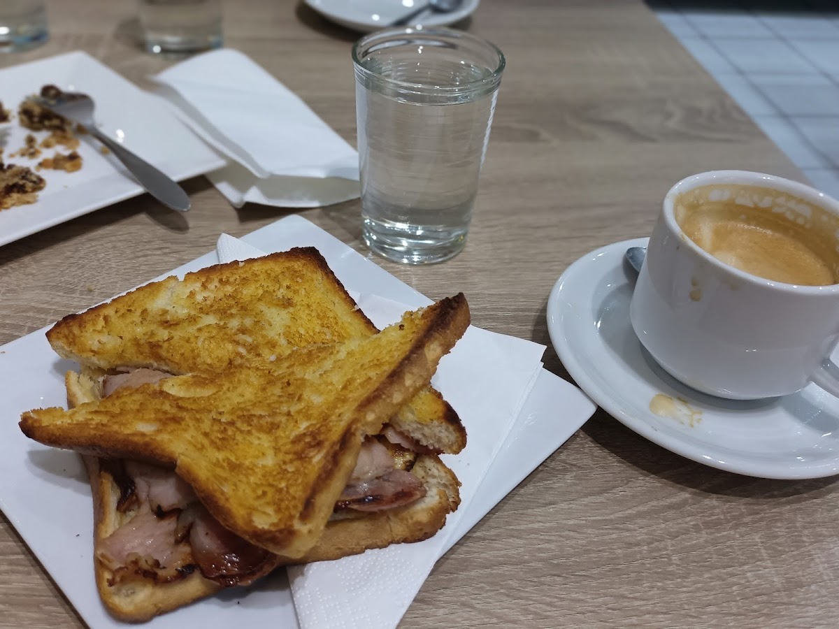 Meet me in the Middle Cafe