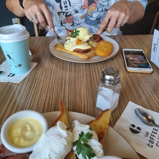Eggs Benedict - Haloumi