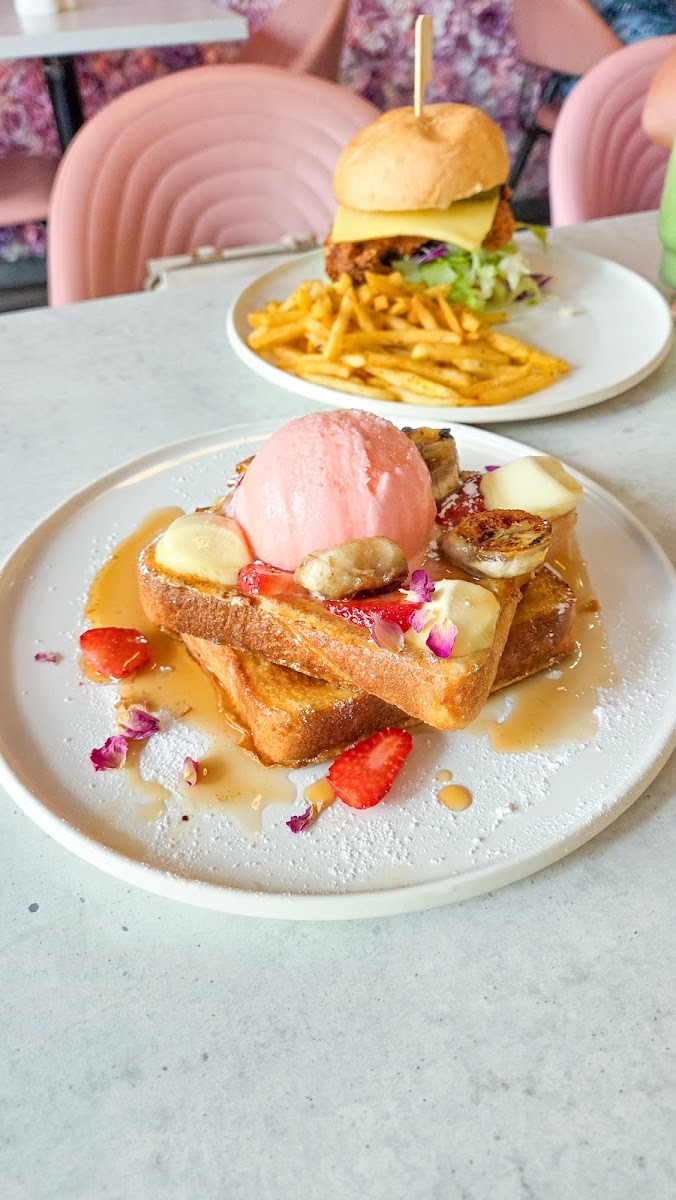 Rose N' Brew Cafe & Açai Bar