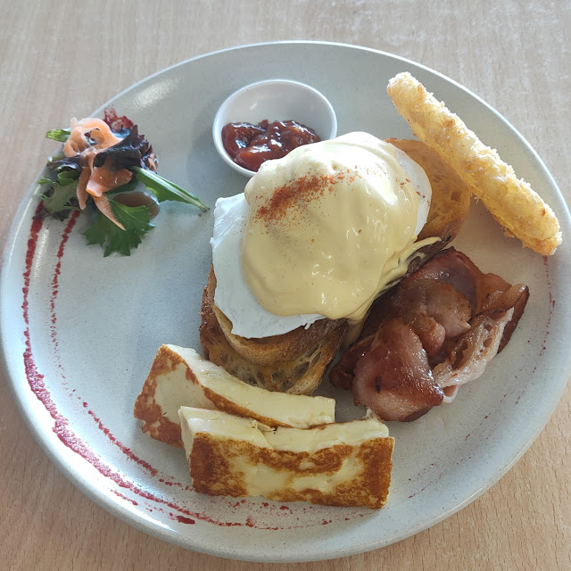 Eggs Benedict Halloumi