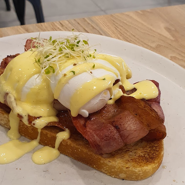 Bacon and Eggs Benedict